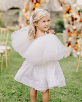 Malá víla mezi květinami… šaty, které tančí s větrem a světlem. ✨ Každý pohyb připomíná dětskou nevinnost a radost, kterou...