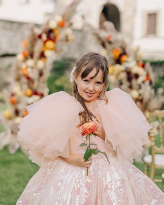 Princezny, které rozzáří každý podzimní den. 🍂 V šatech, co nesou dětský smích i dotek luxusu. 💫 Protože štěstí se nejlépe...