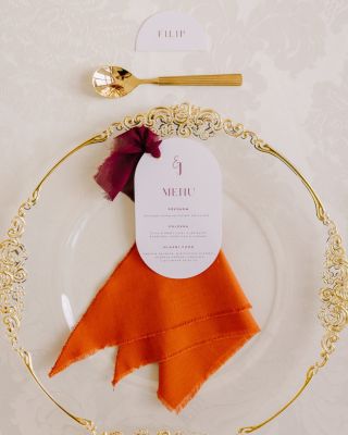 Když i prostřený stůl vypráví příběh. 🍽️ Každý odstín, každý kousek látky má svůj rytmus a jemnost – stejně jako naše...