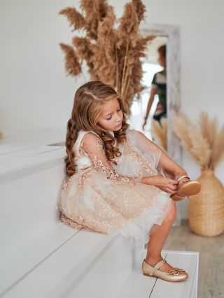 ✨ ZLATÉ ŠATY CLAUDIA ✨ Náš bestseller nejen o Vánocích – šaty, ve kterých se každá malá princezna cítí výjimečně 👑 💭 Možná...