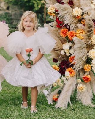 Princezna, která se směje celým srdcem. 🤍 Taková je radost z okamžiku, který si každá máma přeje vidět. ✨ Když se elegance...