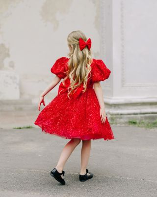 Červená, která hřeje srdce ❤️ Každý krok se promění v tanec a každé otočení v malý zázrak. Šaty, které si vaše princezna...