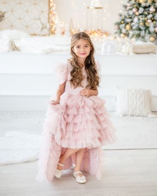 Když se díváte, jak se její šaty vznášejí v pohybu… a uvědomíte si, že tohle jsou chvíle, které se už nikdy nevrátí. 💕...