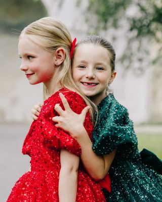 Dvojité kouzlo: červená a smaragdová 💚❤️. Pro sestřičky i nerozlučné kamarádky – sladěné, ale každá svá. 🌲✨...