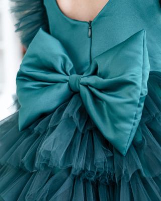 Smaragd – barva hloubky, elegance a vánočního kouzla. 🌲✨ Každý záhyb těchto šatů šeptá: „Jsem princezna, ale i víla, co...