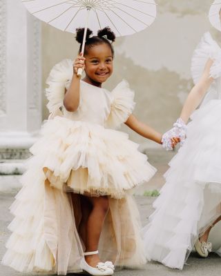 Bílá a champagne – něžná kombinace pro sváteční chvíle. 🤍✨ Šaty, ve kterých se vaše holčička rozzáří u stromečku i na...