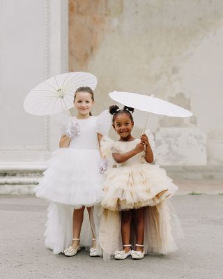 Nadýchané jako cukrová vata, jemné jako vánoční přání. 🌨️ Šaty, které promění každé focení ve splněný sen. 💫...