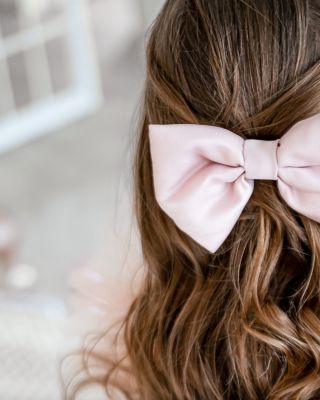 Někdy stačí jen maličkost, aby se celý look proměnil v kouzlo. 🎀 Mašle, čelenka nebo jemné balerínky – detaily, které...